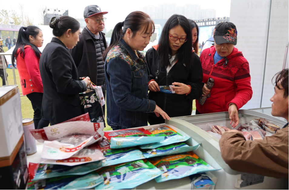熊猫体育资讯：“高原臻品 味聚成都”2024青海刚察绿色有机农畜产品暨冬季旅游推介会在四川成都举办(图9)