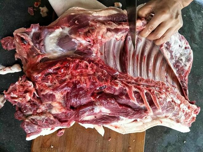 西藏的天价“藏香猪”吃虫草、松茸长大一条腿价值1万5(图3)