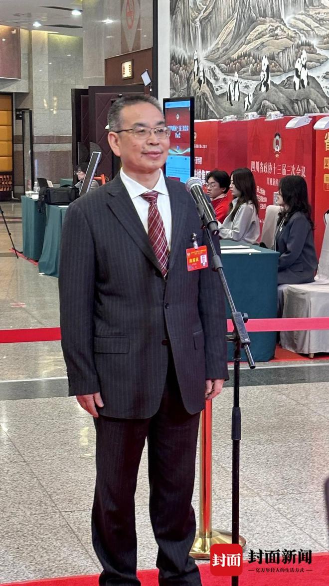 第二场“委员通道”开启 成渝双圈、民企发展、乡村振兴成关注焦点｜直击委员通道(图3)