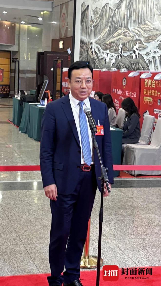 第二场“委员通道”开启 成渝双圈、民企发展、乡村振兴成关注焦点｜直击委员通道(图4)