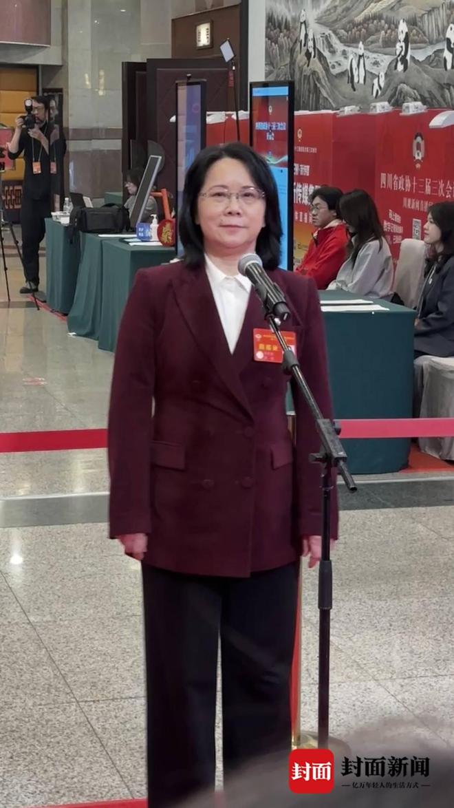 第二场“委员通道”开启 成渝双圈、民企发展、乡村振兴成关注焦点｜直击委员通道(图2)
