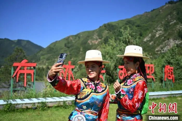 海外华媒打卡陇上藏寨世界最佳旅游乡村让人流连忘返(图4)