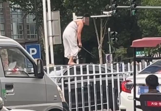 熊猫体育资讯：女子持械当街打砸多辆轿车官方通报：系精神病发作家属愿意承担赔偿(图3)