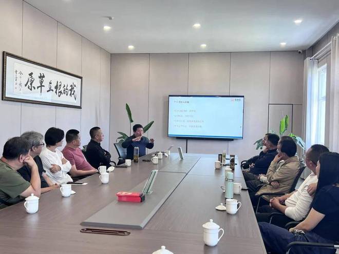 熊猫体育：山顶见火锅邀十二城合伙人溯源西乌珠穆沁羊源基地共证品质实力(图3)