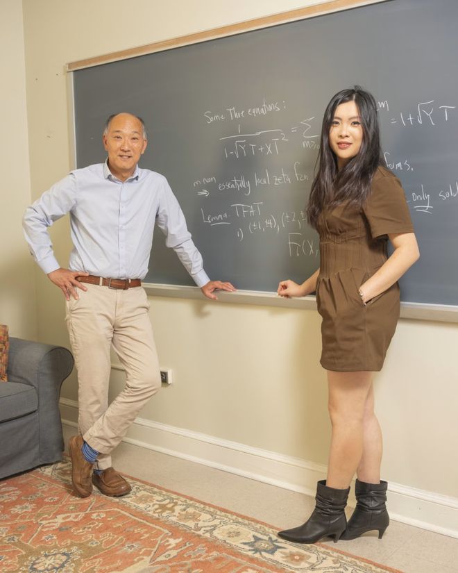 熊猫体育：半夜被AI「吓醒」！57岁导师投奔24岁华人女学霸打造「AI数学家」(图2)